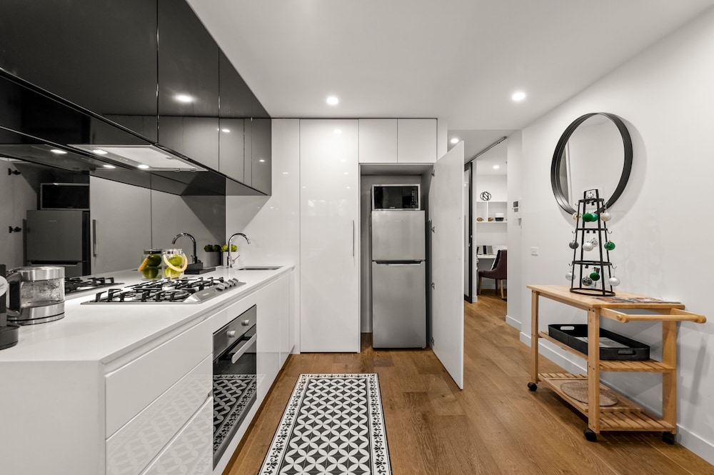 StayCentral Hawthorn East Study 2 Car spaces — 4-Star Luxury Hotel in Melbourne, Australia