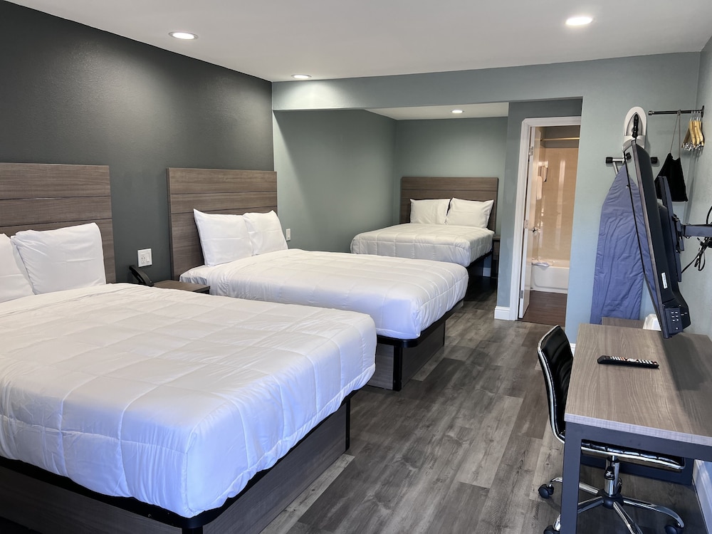 Surf City Inn and Suites - photo 11