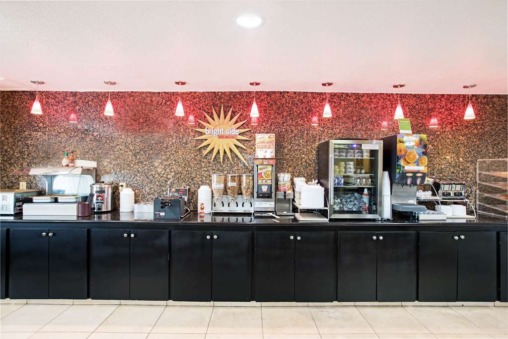 La Quinta Inn & Suites by Wyndham Salina - photo 60