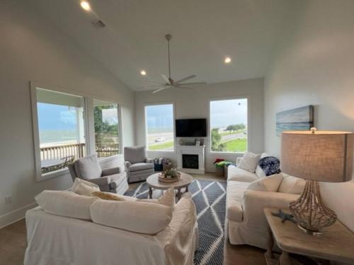 Beauty on the Beach Gulf Luxury w Gorgeous Views in Gulfport, United States