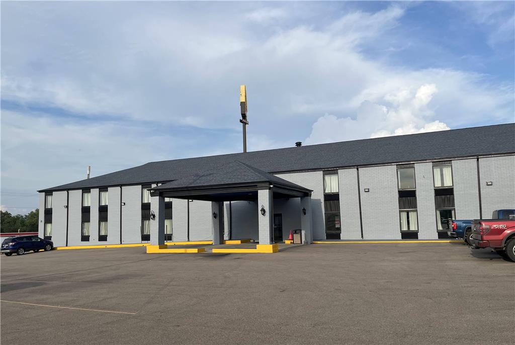 Days Inn & Suites by Wyndham Bloomington Normal IL - photo 3