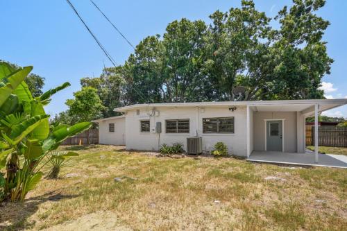 3 bedroom House with Renovated kitchen and bath — 4-Star Luxury Hotel in Cocoa, United States