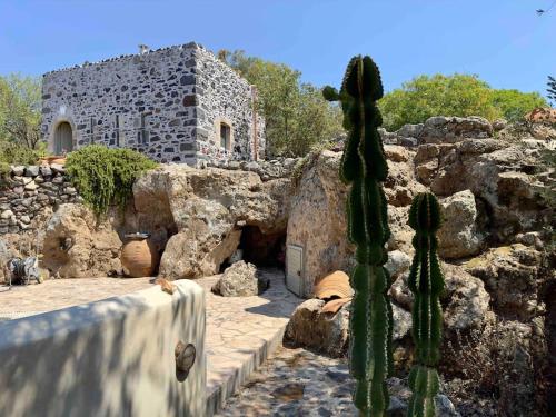 Nisyros Traum Speladi — 4-Star Luxury Hotel in Mandraki, Greece