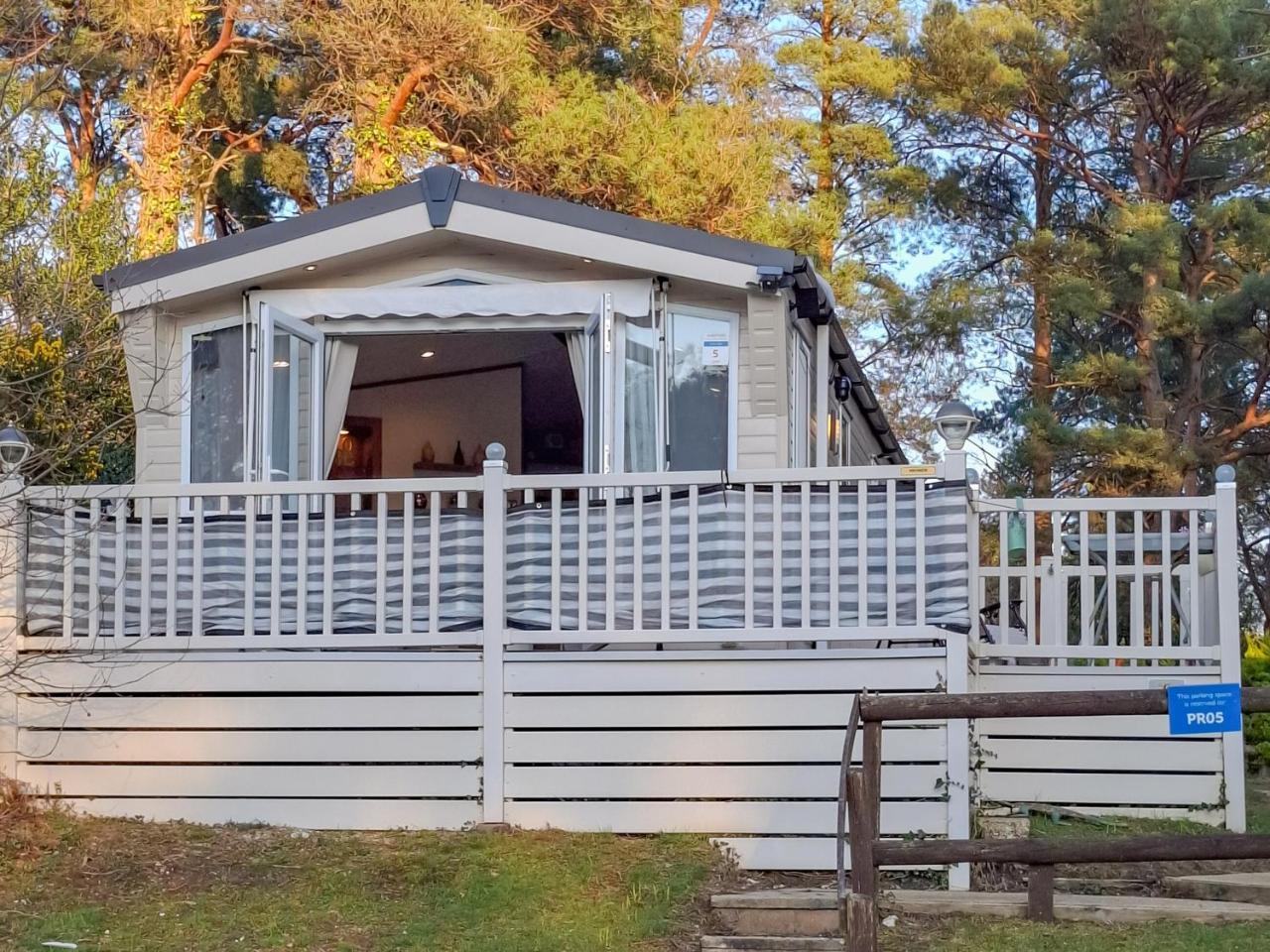 5 Pine Rise - last minute hotel in Poole