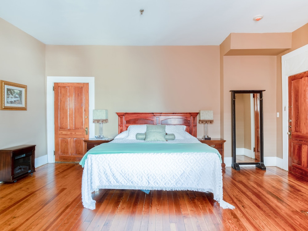 The Belmont Inn - photo 23