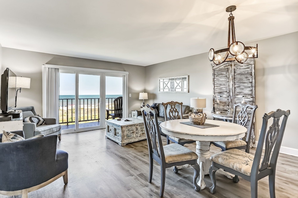 Ketch Courtyard Condo Oceanview Balcony Pool Steps from the Beach — 4-Star Luxury Hotel in Fernandina Beach, United States