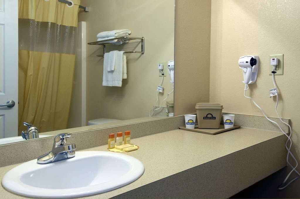 Days Inn by Wyndham Centre - photo 16