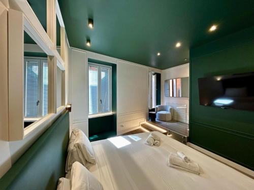 Private Luxury Fontana Di Trevi — 4-Star Luxury Hotel in Rome, Italy