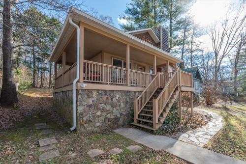 Lake Tomahawk Retreat in Black Mountain, United States
