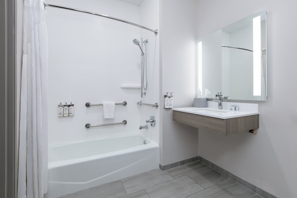 Holiday Inn Express & Suites Marshall by IHG - photo 18