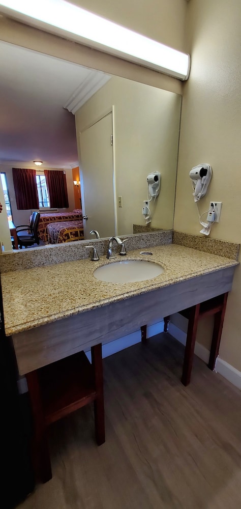 Anaheim National Inn - photo 21