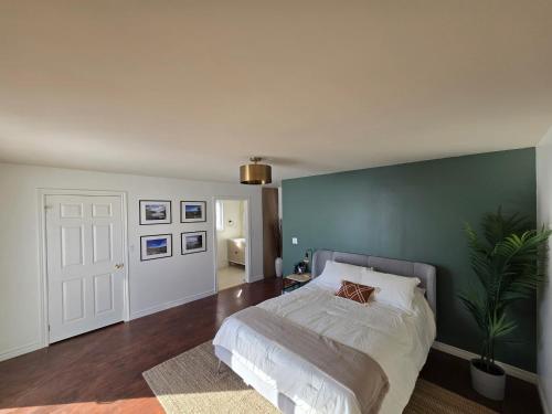 Luxurious waterfront retreat — hotel near Sudbury Airport