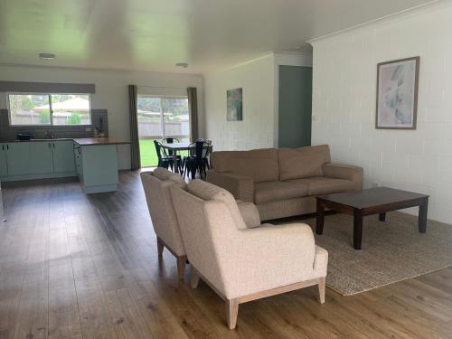 Spacious Modern Central 19455088 — Atherton