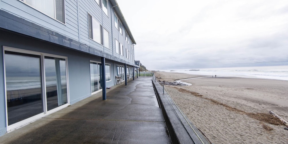 The Sandcastle Beachfront Hotel - photo 94