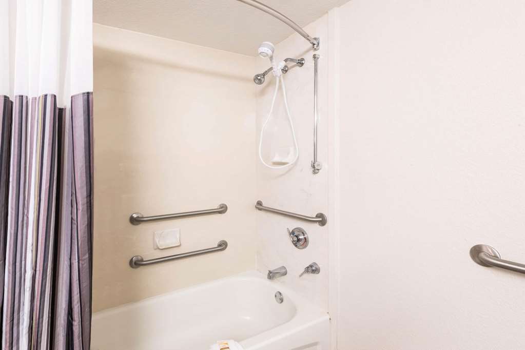 La Quinta Inn & Suites by Wyndham San Antonio Riverwalk - photo 21