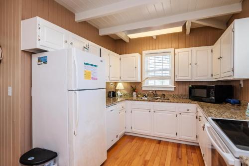 Coastal Breeze by Oak Island Accommodations - photo 15