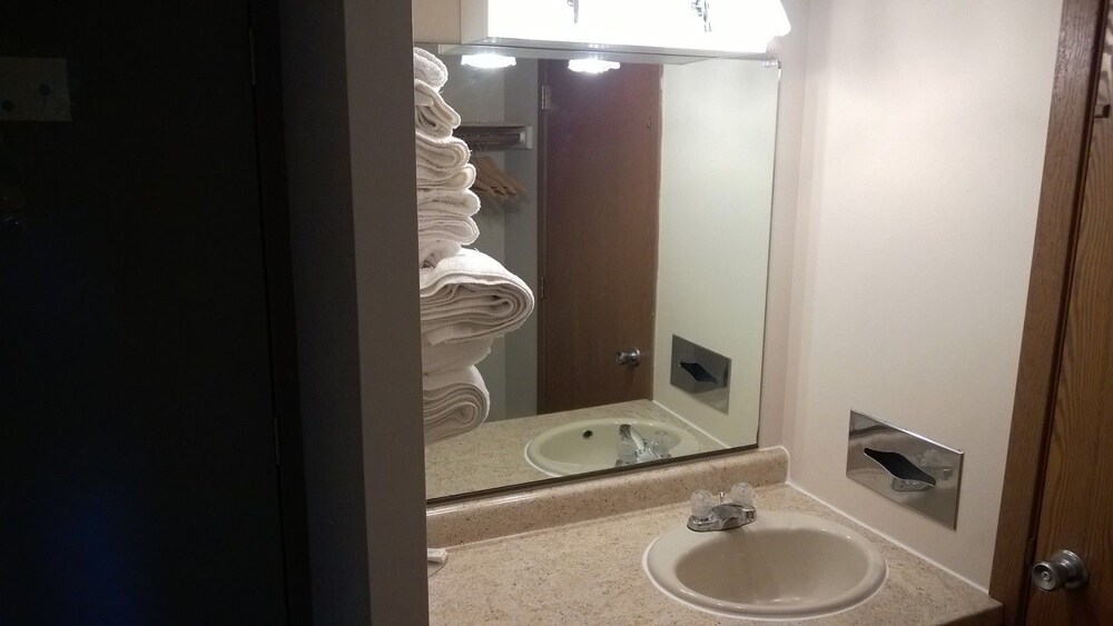 The Travelers Inn - photo 11