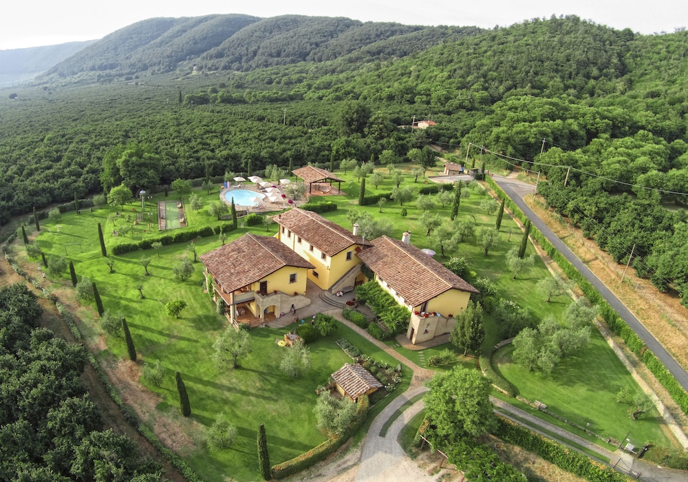 Agriturismo La Valle di Vico — 4-Star Luxury Hotel in Caprarola, Italy
