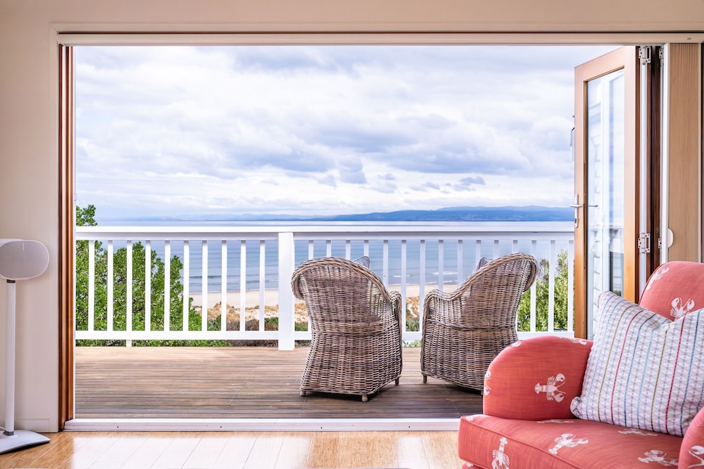 Hamptons Hideaway Freycinet Holiday Houses — 4-Star Luxury Hotel in Coles Bay, Australia