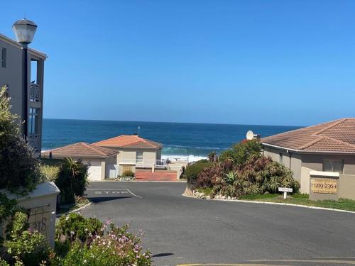 Oceanfront Escape with Spacious Balcony Hermanus — 4-Star Luxury Hotel in Hermanus, South Africa