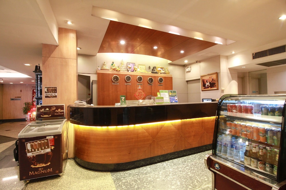 Lobby lounge