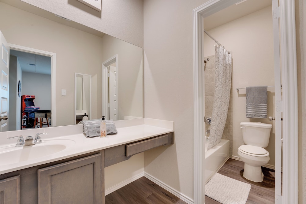 6 Mi to Lackland Afb: Hot Tub Pool & Game Room in San Antonio, United States