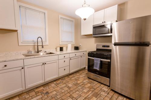 Rolston 1 Bedroom House near Xavier Downtown — 4-Star Luxury Hotel in Bellevue, United States