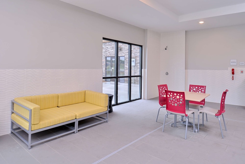 Hampton Inn & Suites Ames - photo 33