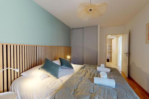 L’equateur 4 People Garage Near Lake in Annecy, France