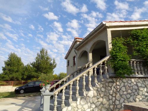LikeHome na ulitse 60 let Oktyabrya — hotel in Orenburg