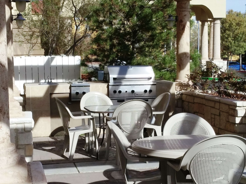 Hampton Inn & Suites Albuquerque Coors Road - photo 40