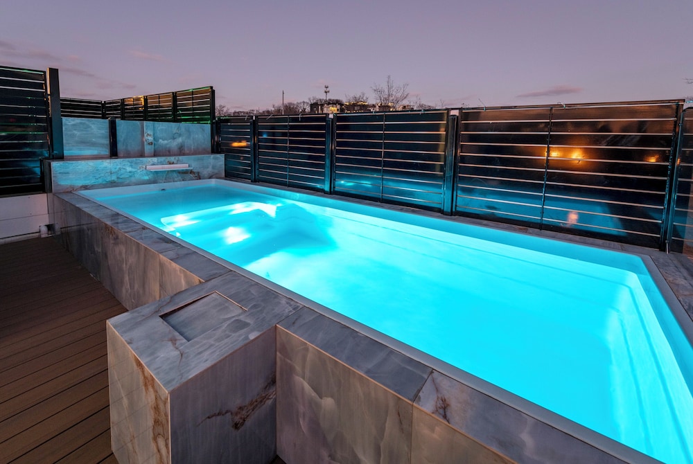 Large Groups Rooftop Pools Sleeps 24 in Nashville, United States