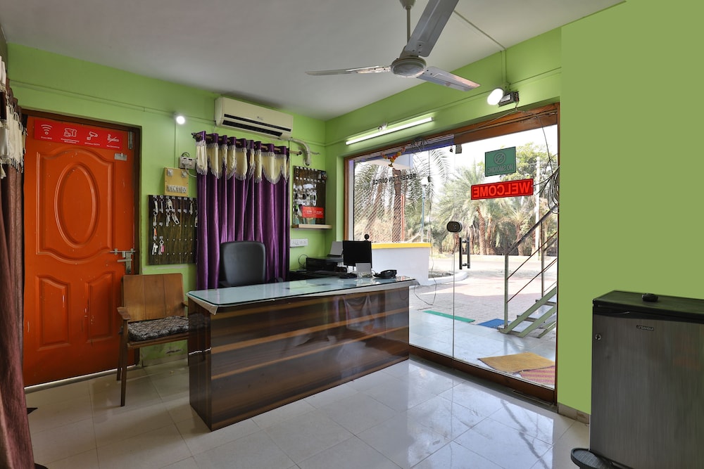 OYO 24833 Hotel Silver — hotel in Daman