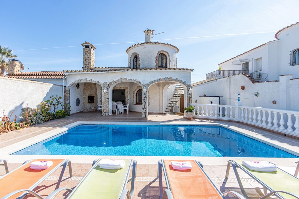 Apart rent Villa Creus 0038 — 4-Star Luxury Hotel in Empuriabrava, Spain