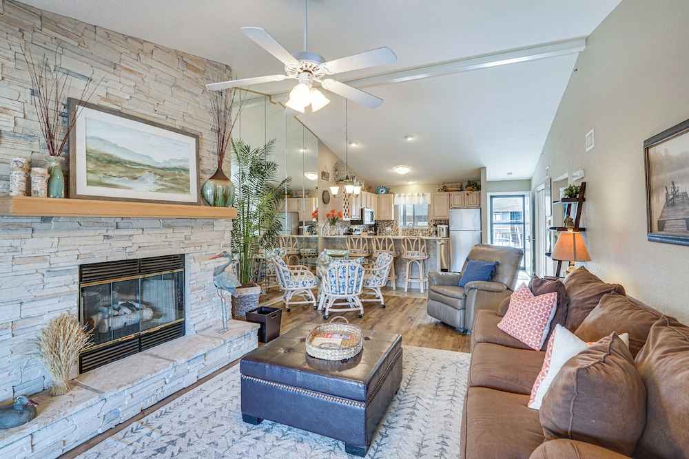 Lakefront Osage Beach Abode w Grill & Pool Access — 4-Star Luxury Hotel in Osage Beach, United States