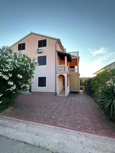 Apartman Dora — 4-Star Luxury Hotel in Bilice, Croatia
