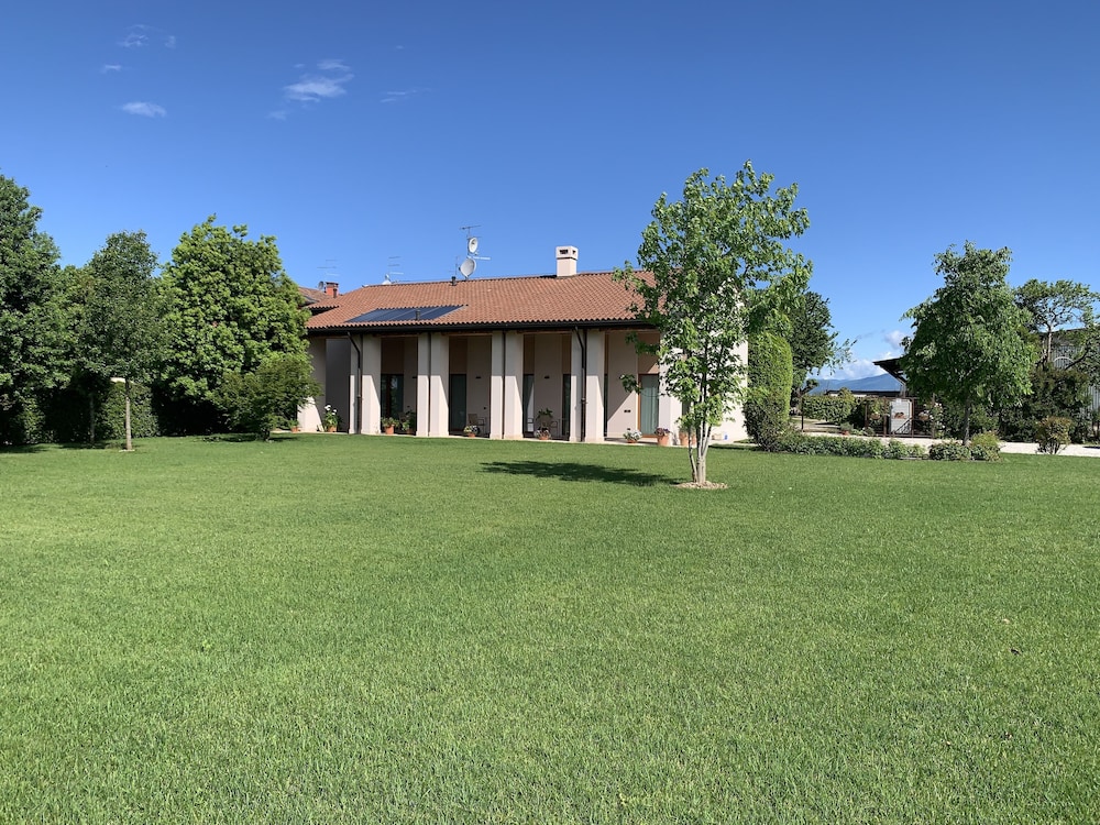 Agriturismo Cà Giulietta — 4-Star Luxury Hotel in Sommacampagna, Italy