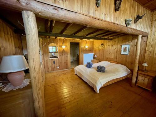Urige Blockhütte direkt am Waldrand - last minute hotel in Unknown City
