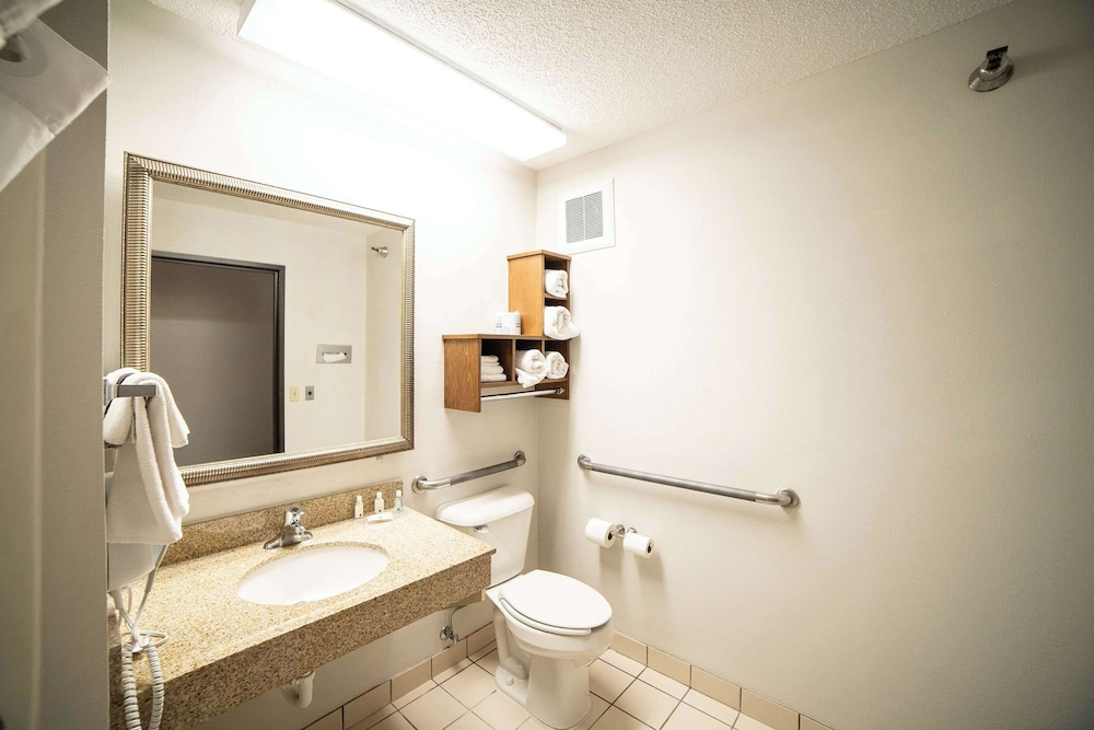 Quality Inn & Suites Watertown near Prairie Lakes Ice Arena - photo 12