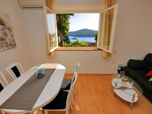 Apartment Charming Arena One Bedroom Apartment with Terrace and Sea View