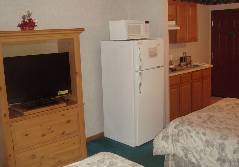 Townhouse Inn & Suites - photo 6