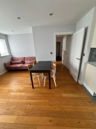 2 Bedroom Flat Walking Distance to ExCeL London Perfect Location — 4-Star Luxury Hotel in London, United Kingdom