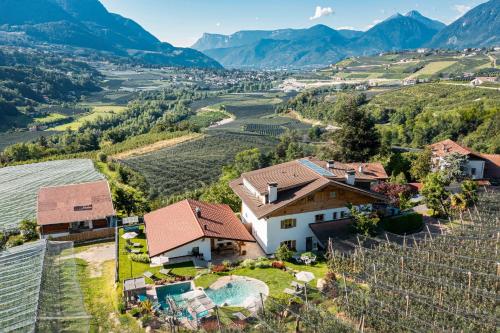 Apfel Chalet Feldhof — 4-Star Luxury Hotel in Caines, Italy