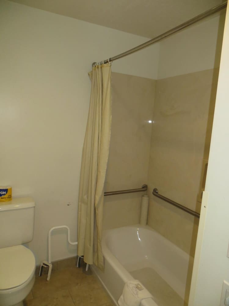 Four Corners Inn - photo 17