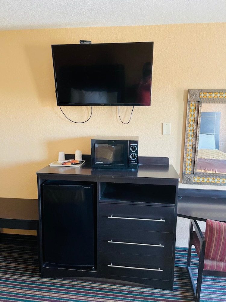 Sona Inn Dilley - photo 12