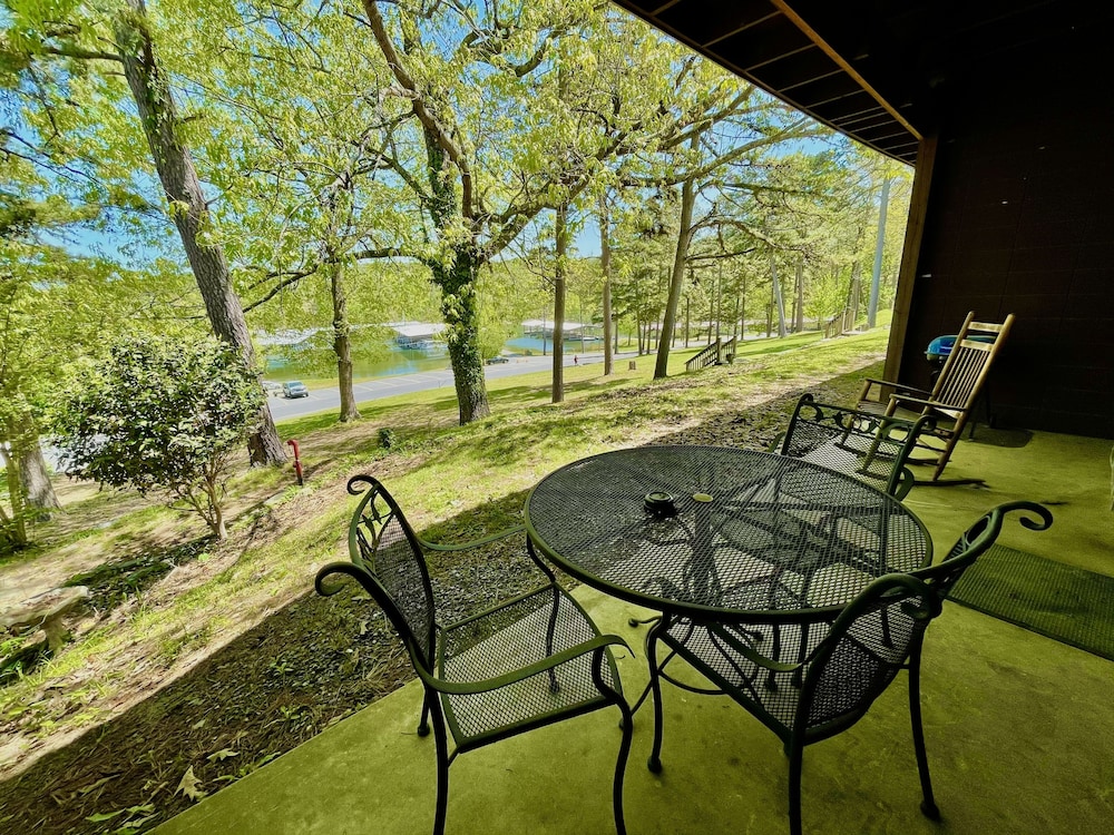 King Studio with king bed dining area sleeper sofa and view of Lake Ouachita by RedAwning — hotel in Mount Ida