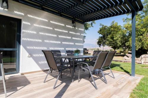 אצל אהרונ’ק Aronek’s Place in Unknown City, Israel