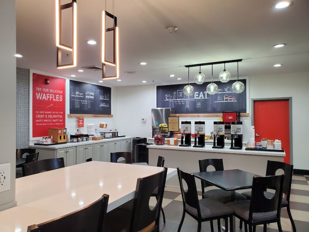Hampton Inn Olathe - photo 35