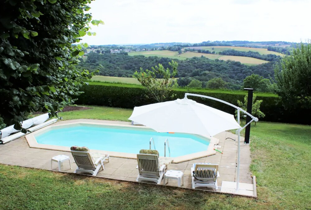 Villa With 6 Bedrooms in Mur de barrez With Private Pool Enclosed Ga — 4-Star Luxury Hotel in Limoges, France