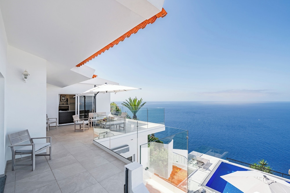 Villa Aquarela by Our Madeira — 4-Star Luxury Hotel in Santa Cruz, Portugal